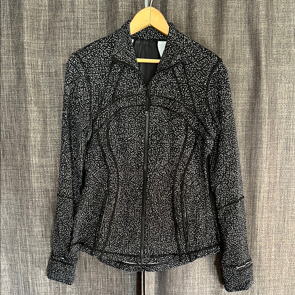 Lululemon black and white zip up jacket define size 8